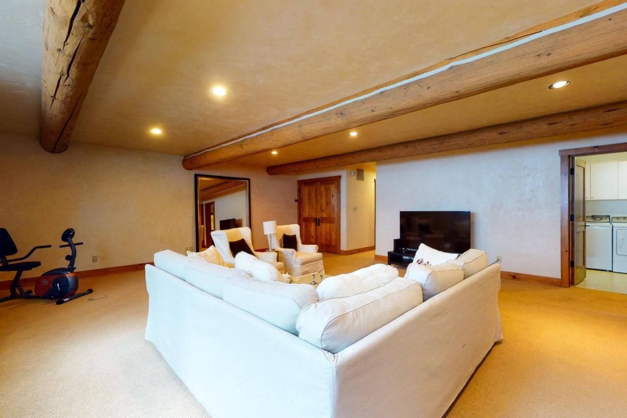 Spacious Mountain Retreat In East