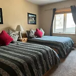 Best Location In The Heart Of Lions Head, Ski Lockers, Jacuzzi And Pool